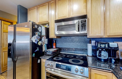 Dillon Condo | Dog-friendly mtn-view condo with balcony, tennis, fireplace, W/D