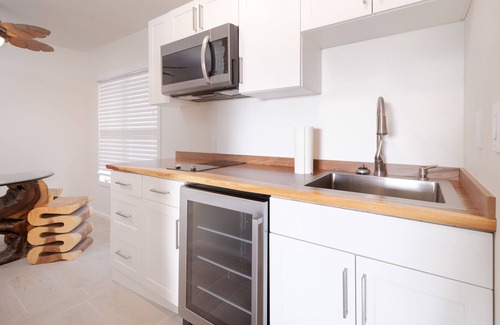 Kuliouou - Kalani Iki House | Dog-friendly oceanfront estate with a pool, hot tub, lanai, & private beach