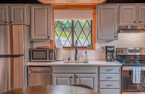 Long Pond Ski Chalet | Dog Friendly Poconos Chalet with Fireplace. Close to Lakes, skiing & Kalahari