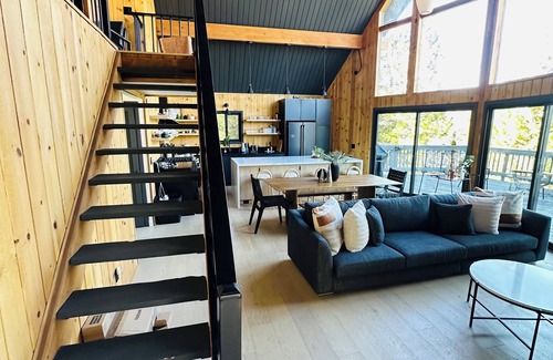 Lake Arrowhead Ski Chalet | Dog-Friendly Retreat w/Pickleball,Sauna + Hot Tub