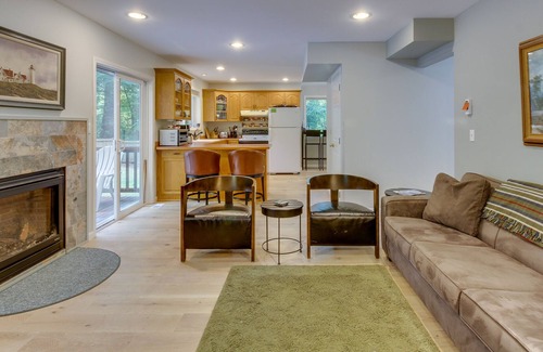 Vashon Island House | Dog-friendly retreat with private hot tub, firepit and fenced backyard