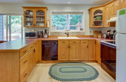 Vashon Island House | Dog-friendly retreat with private hot tub, firepit and fenced backyard