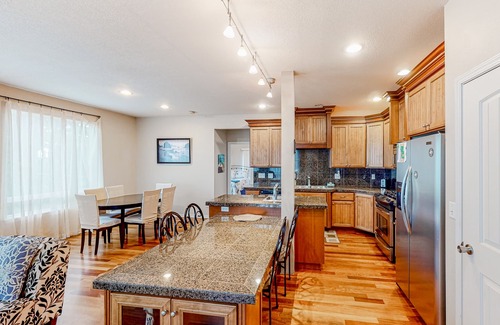 Agate Beach Cottage | Dog-friendly sound-front cottage with fireplace, deck, lawn, beach access, & W/D