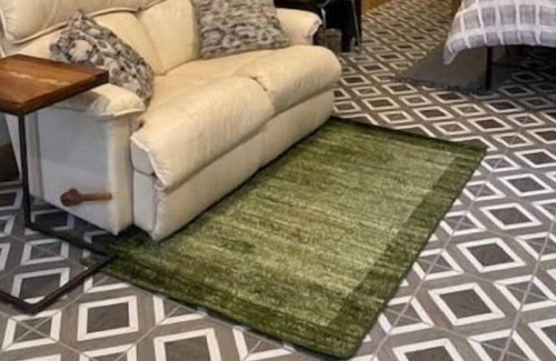 Murphy Apartment | Dog Friendly Studio with large TV, King Bed. Close to Applegate Valley Wineries.