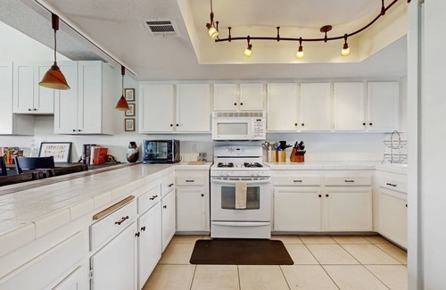 Palm Desert Condo | Dog-Friendly Updated Condo Next to Golf Courses w/WiFi, AC, W/D, Shared Pool