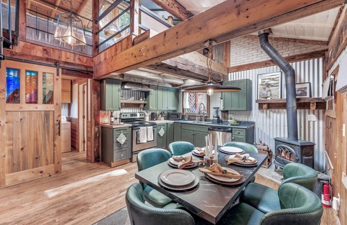 Jamestown Cabin | Dog-Friendly Year-Round Creekside Cabin Hot Tub 5.8 Acres