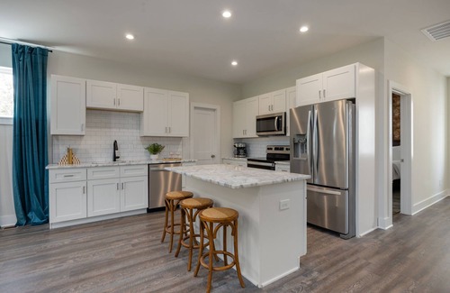Whitebridge House | Dolly's Dreamhouse - Rooftop Deck - Mins to Downtown