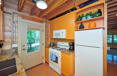 Fennville House | Dollybrook Cottage 1: Shared pool(closed for the season), private hot tub, pet friendly
