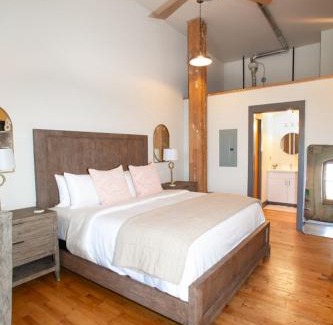 Downtown Knoxville Apartment | Dollys Downtown Loft Knoxville
