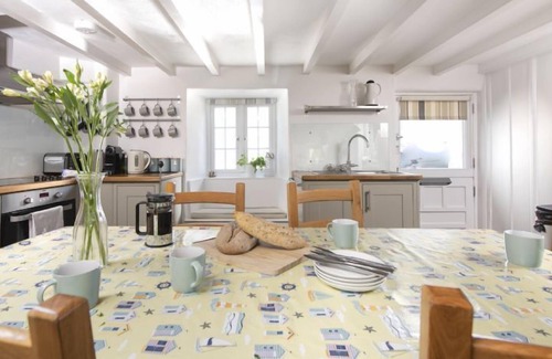 Coverack Cottage | Dolor Cottage just a few yards away from the beach