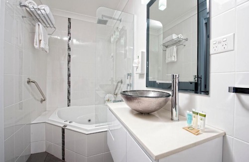 Vincentia Hotel | Dolphin Shores