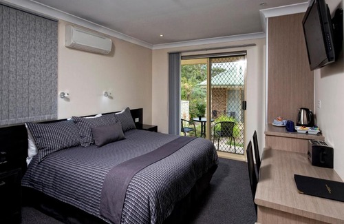 Vincentia Hotel | Dolphin Shores