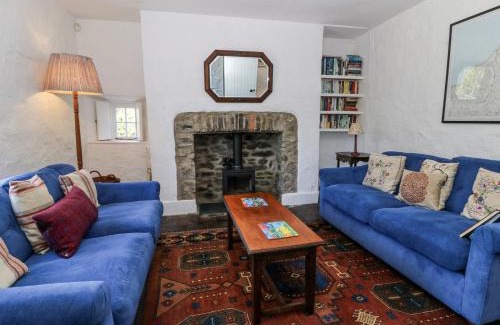Llandyssiliogogo House | Dolwylan Cottage