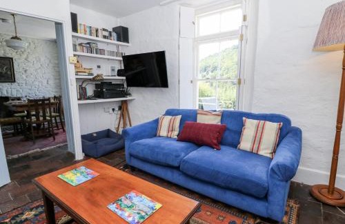 Llandyssiliogogo House | Dolwylan Cottage