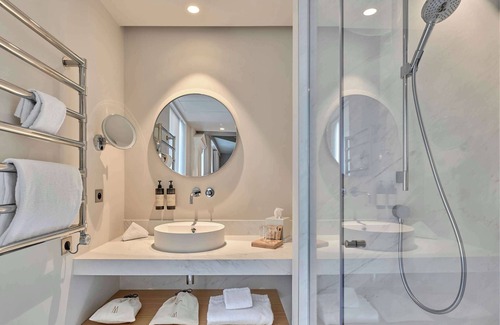 Issy-les-Moulineaux Hotel | Domaine de la Reine Margot Paris-Issy - MGallery Collection