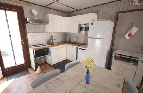 Portiragnes-Plage Villa | Domaine de vacances à 600m de la plage villa 2 chambres climatisées, 4 à 5 couchages, WIFI, 2 terrasses, parking , animations et piscines en supplément LRTAMB15