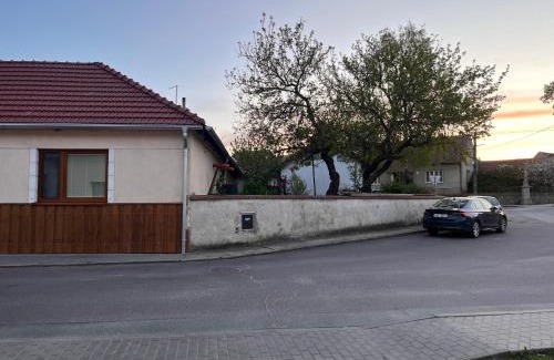 Dobrinsko House | Domek na růžku celá chalupa