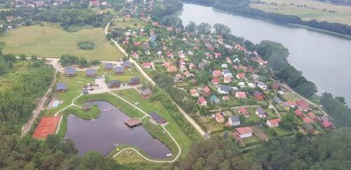 Ryn Villa | Domki cało roczne z własnym stawem nad jeziorem