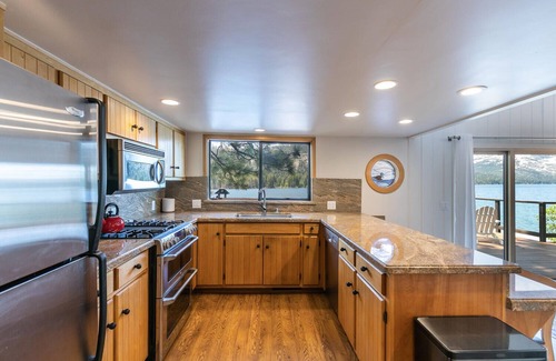 Truckee House | Donner Lakefront by Tahoe Getaways - 3 BR Lakefront w/Private Pier & Wrap Around Deck!