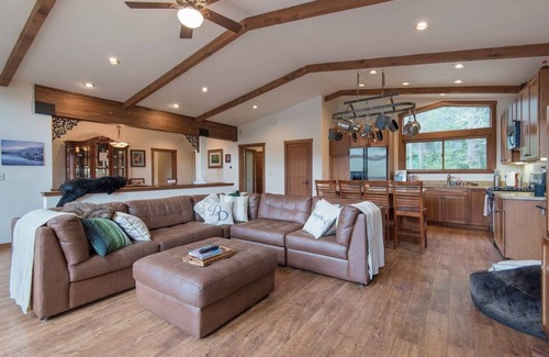 Truckee House | DonnerDayz.com Large + Luxury Home + Salt Water Hot Tub + New Purple Mattresses