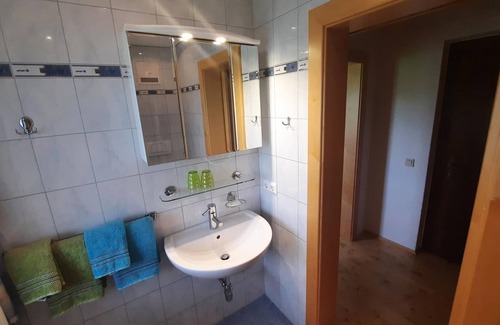 Feldkirchen in Kaernten Apartment | Doppelzimmer, Dusche, WC, Bergseite - Pension Hecher