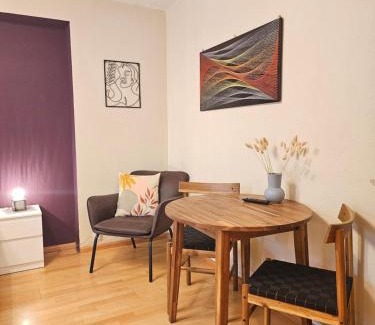 Zahringen House | Doppelzimmer 1 I geteiltes Bad & Küche I mit dem Zug nur 4 min bis zum Hauptbahnhof
