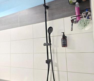 Zahringen House | Doppelzimmer 2 I geteiltes Bad & Küche I mit dem Zug nur 4 min bis zum Hauptbahnhof