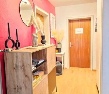 Zahringen House | Doppelzimmer 2 I geteiltes Bad & Küche I mit dem Zug nur 4 min bis zum Hauptbahnhof