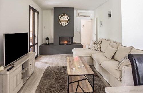 Villeneuve-sur-Lot House | Dordogne Poolside Escape