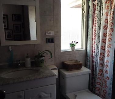 Algarrobo House | Dormitorio con baño privado en parcela con piscina