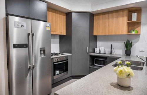 Gregory Hills House | Double Bed Room with Ensuite Bath-Peaceful location