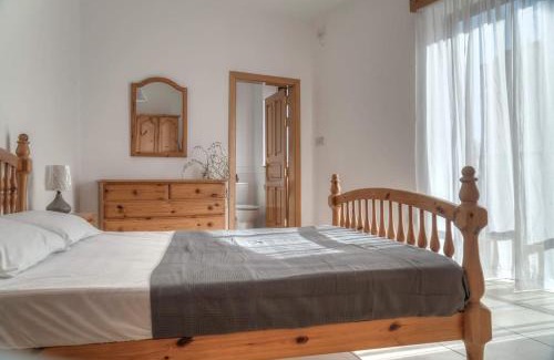 Birkirkara House | Double bedroom with ensuite in spacious corner apartment
