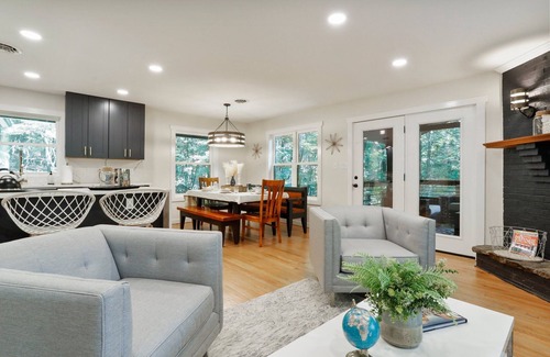 Berkeley Springs Cabin | 🌳Double Decker Screened Porches 🥾Hike to Brewery🌟4 BED 4 BATH❄️Private HotTub