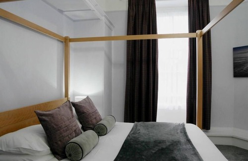 Mumbles Bed & Breakfast | Double Executive Room Ensuite@Norton House Hotel