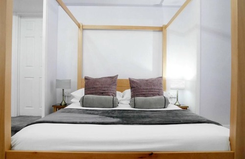 Mumbles Bed & Breakfast | Double Executive Room Ensuite@Norton House Hotel