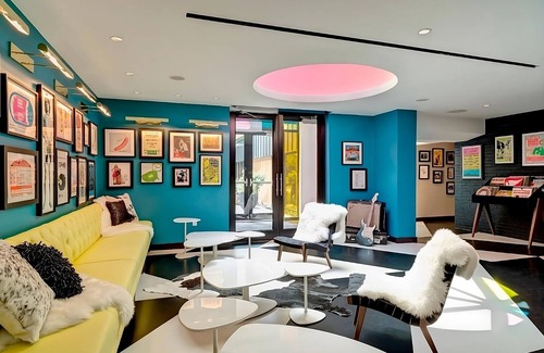 West Fens Hotel | Double King Trailer Retreat! Pool & Bar, Art Gallery Pop-Ups, Near Museums!