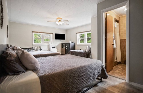 Wellsboro Hotel | Double Queen + Twin | Motel Suite Near Wellsboro