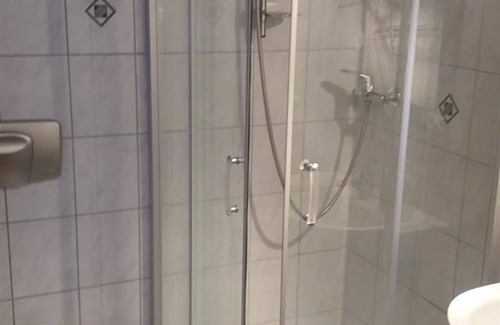Bell Bed & Breakfast | Double room bath/shower/WC - Pension Gaß