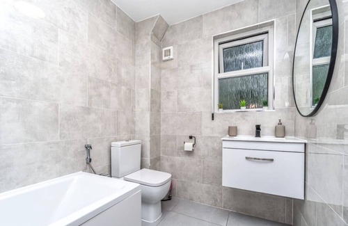 St. Dunstan's House | Double Room in Whitechapel
