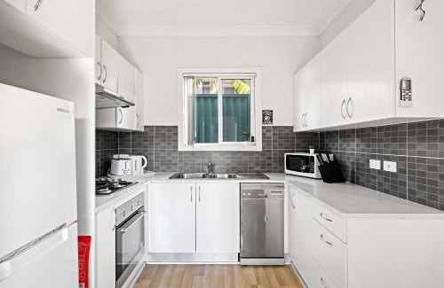 Marayong House | Double Room - Quaint Spot in Marayong - Centrally Located - Shared Bathroom