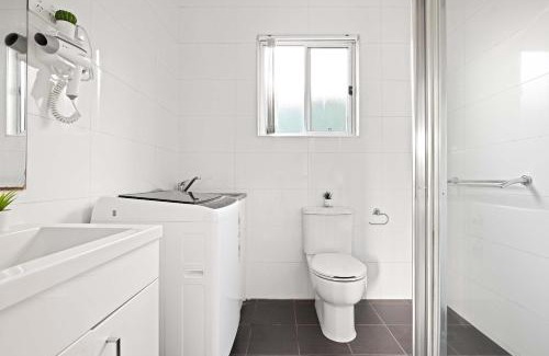 Marayong House | Double Room - Quaint Spot in Marayong - Centrally Located - Shared Bathroom