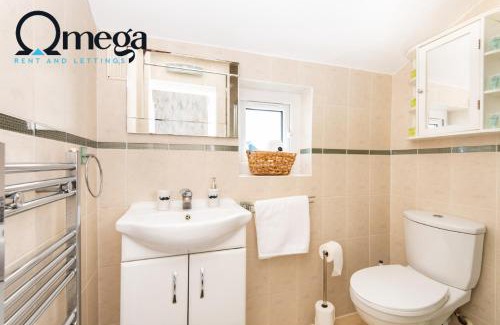 Hanwell Apartment | Double Room with a shared Kitchen and bathroom in a 5-Bedroom House at Hanwell