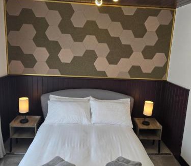 London Borough of Hounslow House | Double Room with Ensuite Bathroom