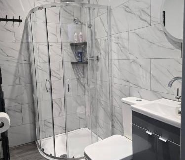 London Borough of Hounslow House | Double Room with Ensuite Bathroom