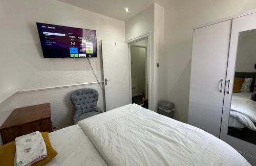 Downham House | Double Room With Free WiFi Keedonwood Road