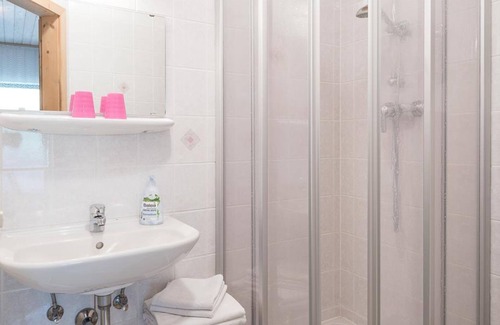 Heiligenblut Cottage | Double room with shower/WC, satellite TV - Pension Bäuerle