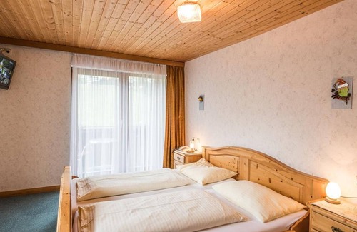 Heiligenblut Cottage | Double room with shower/WC, satellite TV - Pension Bäuerle