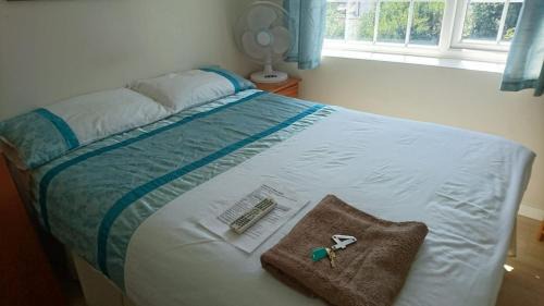 Harlington House | Double with shared bathroom sleeps 1-2 located 5 minutes from Heathrow dsbyr