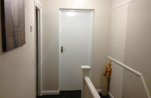 Harlington House | Double with shared bathroom sleeps 1-2 located 5 minutes from Heathrow dsbyr