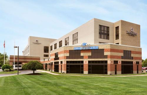 Windsor Locks Hotel | DoubleTree by Hilton Bradley International Airport